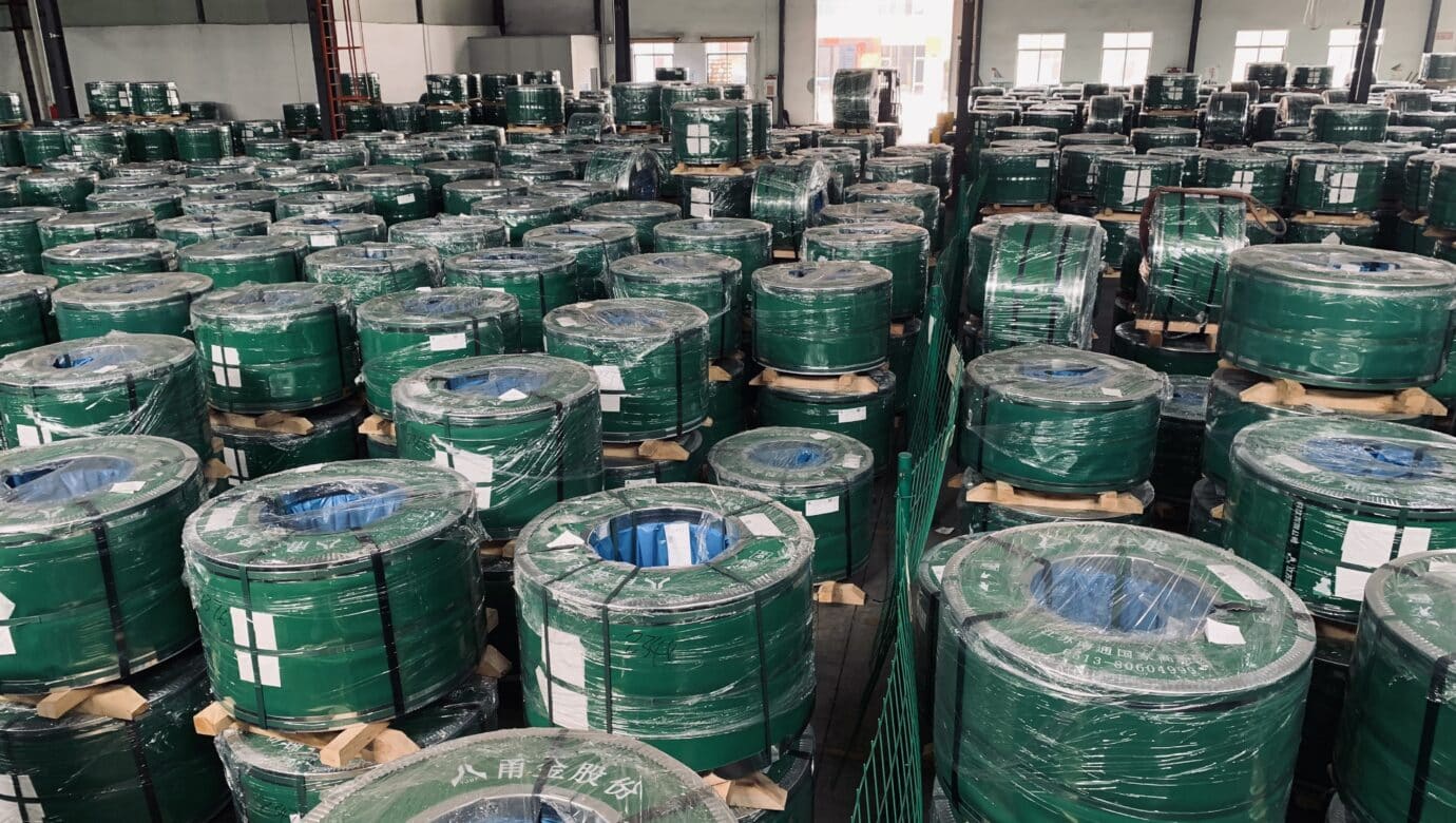 YONGJIN warehouse with 4000 to 7000 MT monthly ready stock of SUS301-CSP and SUS304-CSP stainless steel coils organized by grade and specification